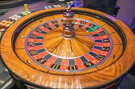 Dealer memutar roda French Roulette di studio win jitu