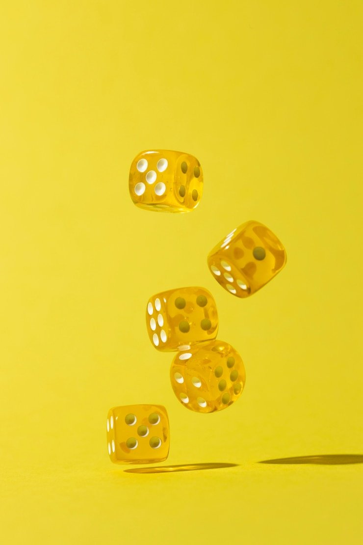 Dealer profesional win jitu mengoperasikan roda Roulette dengan bola dan chips taruhan